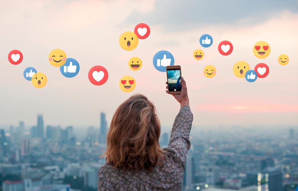 social media influencer_Woman taking a photo of the sunset