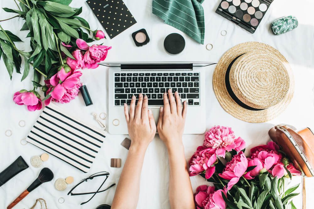 cosmetic blogs_Flat lay styled office desk with laptop, pink peony flowers, cosmetics, accessories. Woman working on computer. Fashion or beauty blog background.