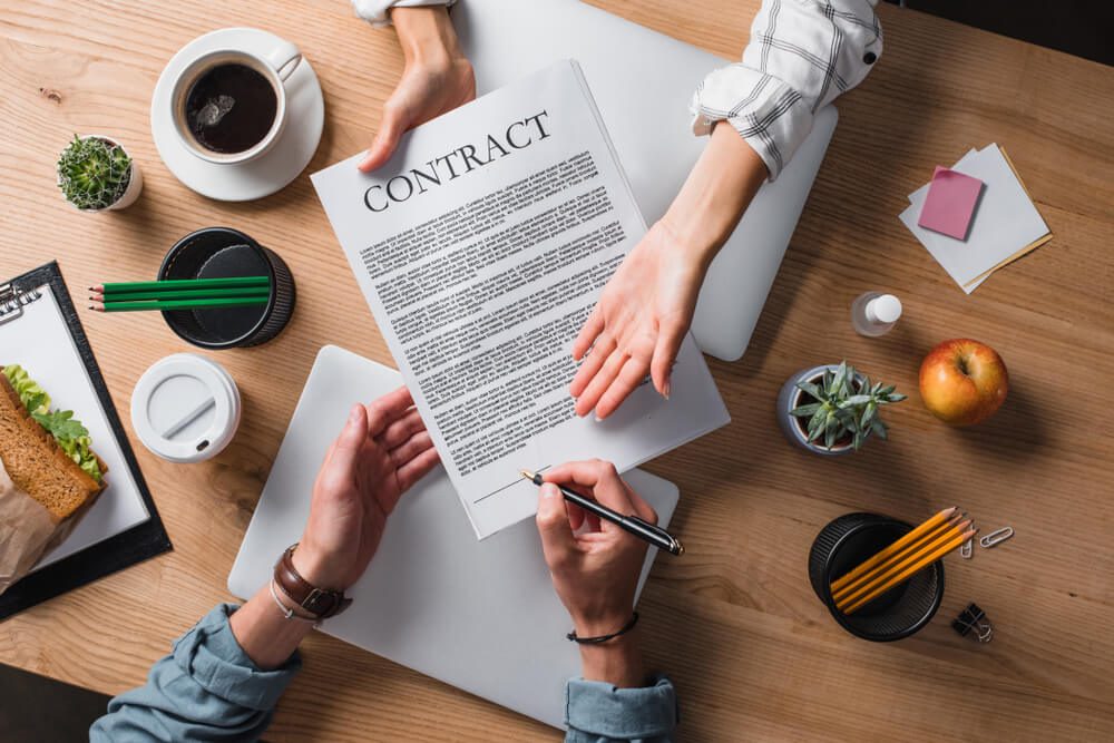 contract_cropped shot of businesspeople signing contract at workplace