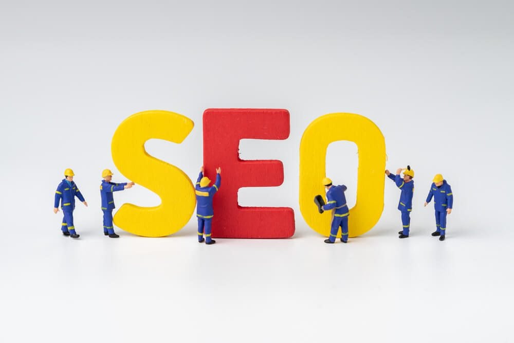seo technique_SEO, Search Engine Optimization ranking concept, miniature people figure workers team building alphabets abbreviation SEO on white background , the idea of promote traffic to website.