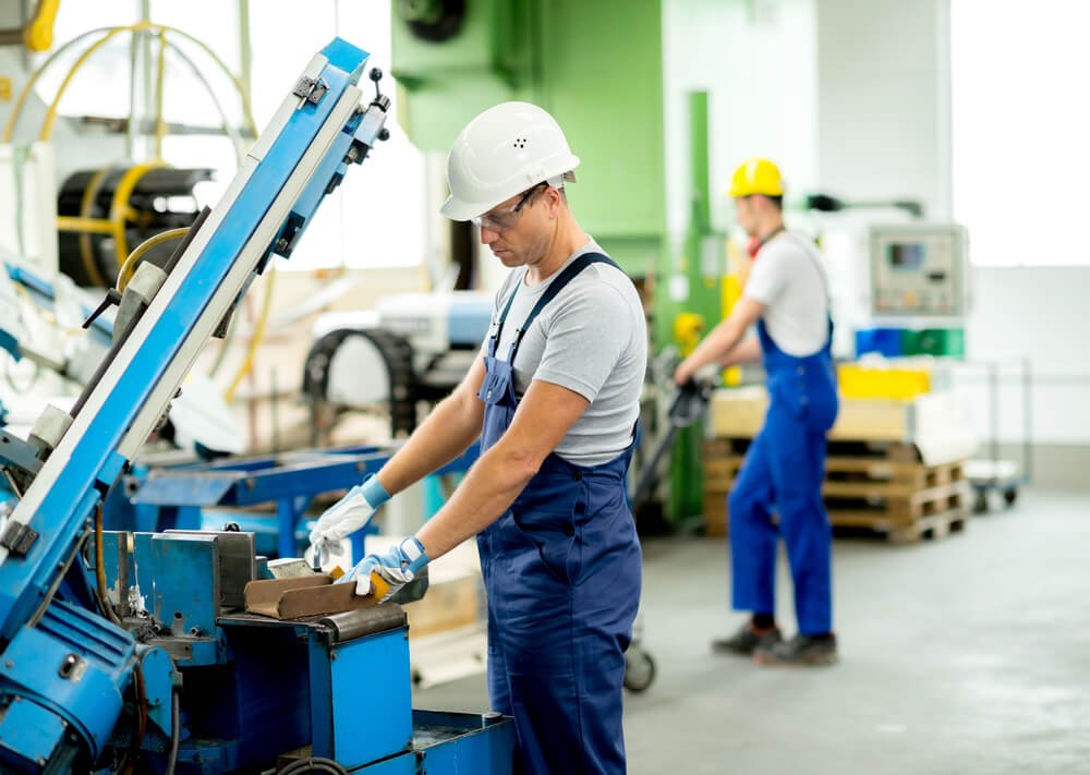 manufacturer_worker with goggles and helmet on the machine