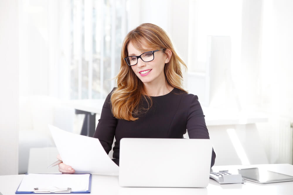 chief marketing officer_Portrait of chief financial officer woman working on laptop at office.