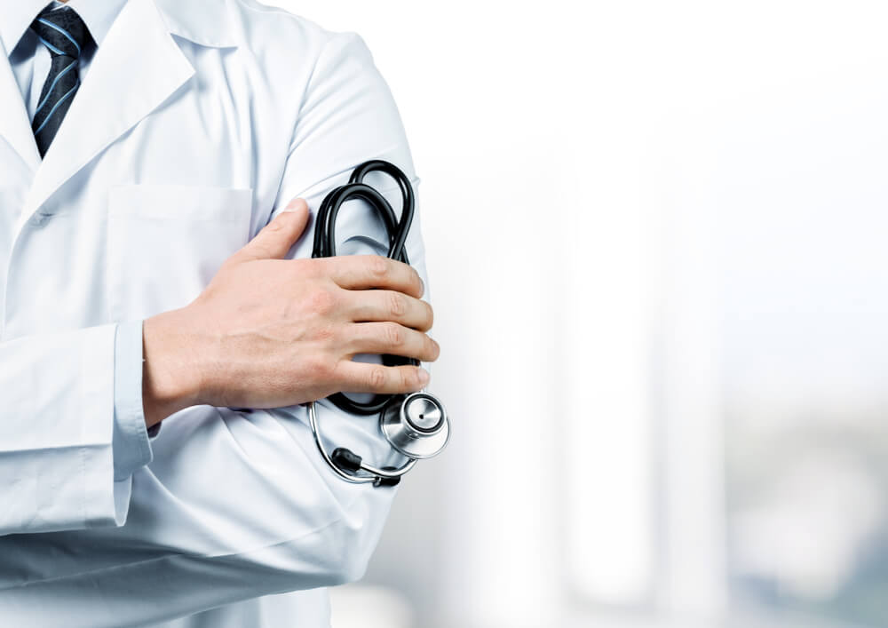 medical_Young man doctor holding stethoscope