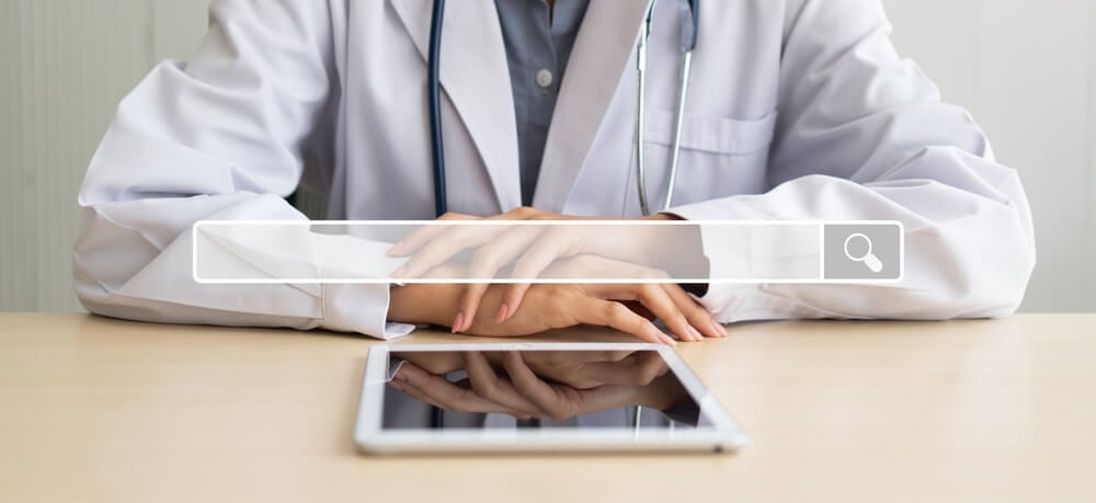 medical seo_Searching browsing internet bar on Asian woman doctor holding tablet background, Concept of Searching Browsing Internet Data Information Networking for medical and healthcare