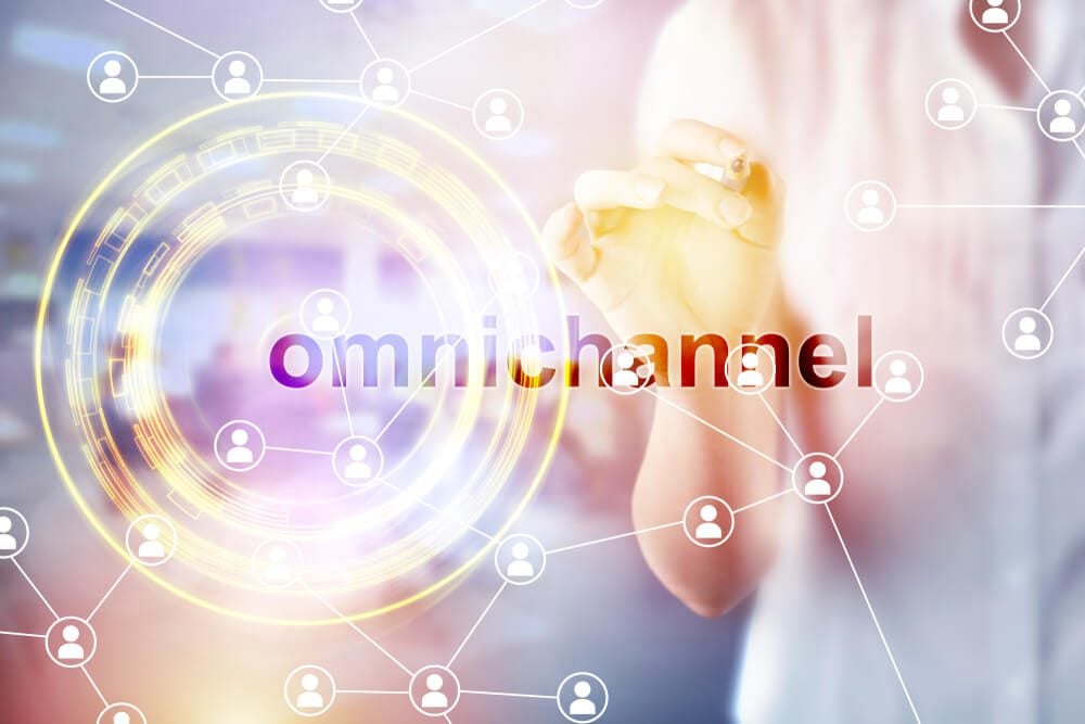 omnichannel marketing_Omnichannel retail concept. Customer network connection, m-banking