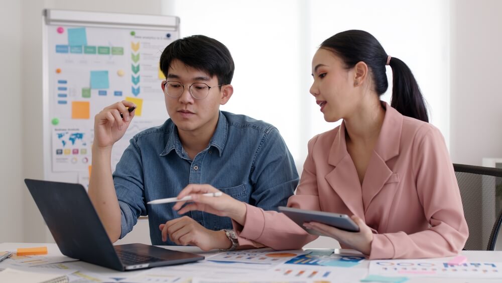 small business seo_Small group of asia people, data analyst mba college student or smart sale team worker share plan idea on seminar training class at office desk in seo SME project, young leader creative design job.