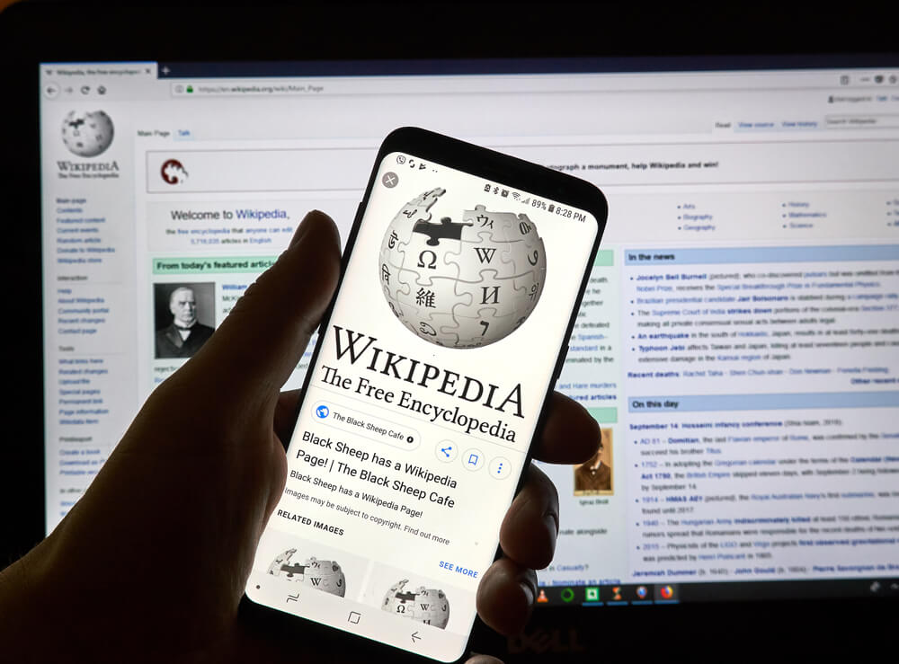 wikipedia_MONTREAL, CANADA - SEPTEMBER 13, 2018: A hand holding a Samsung S8 smartphone with Wikipedia app. Wikipedia is a multilingual, web-based, free encyclopedia based on a model of openly editable