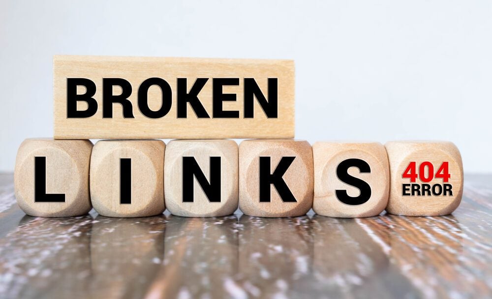 broken links_Broken links - text concept website on a wooden background surrounded by cubes