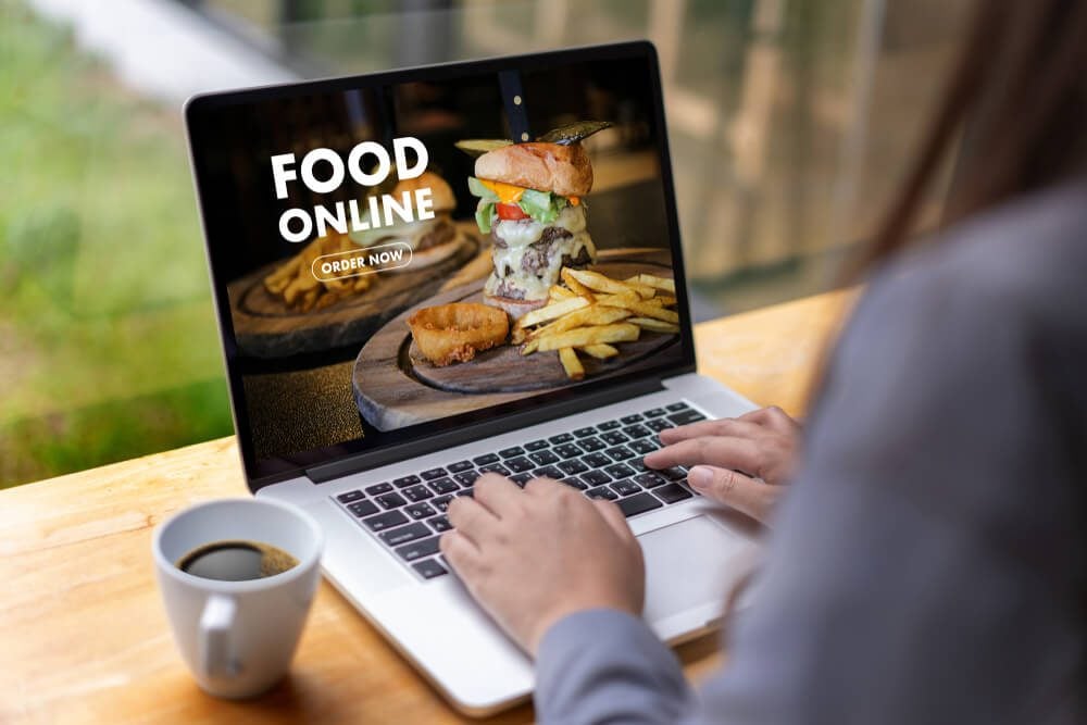 restaurant website_Close up woman ordering food online by internet Concept order food