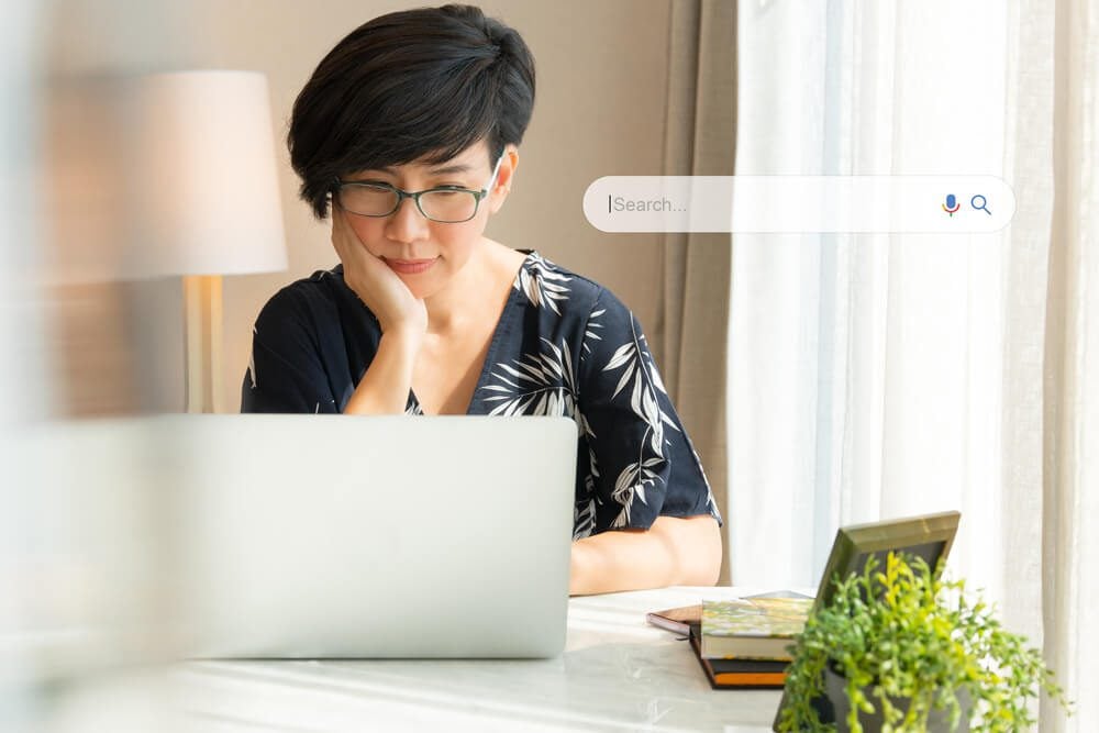 seo keywords_Search Engine Optimization - SEO concept. Portrait of a beautiful middle-aged asian woman using laptop computer a on the table. Machine learning, AI Artificial intelligence, Keyword, Lifestyle.