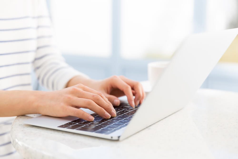 seo content_young asian woman using laptop computer in the cafe