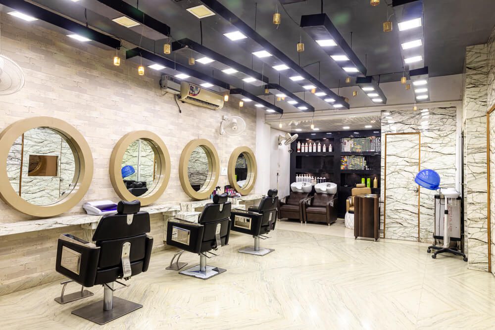 salon_View inside of a modern salon showing mirrors and sitting arrangement. Beauty parlour interiors.