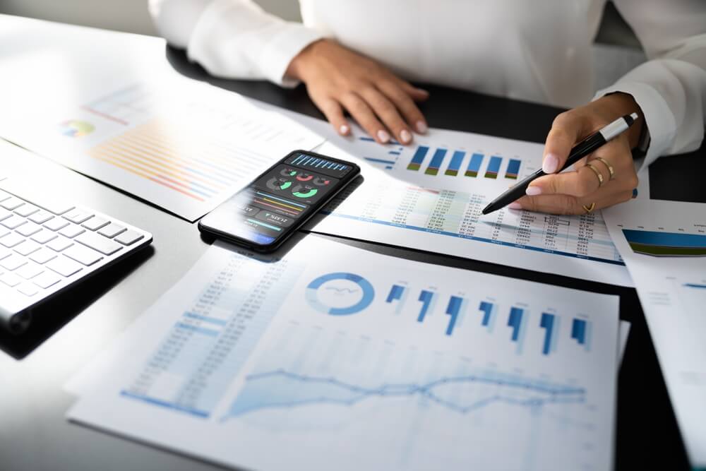 ROI_Business ROI Analysis And Comparison. Calculating Fiscal Document Data