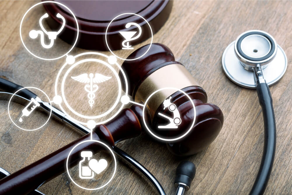 personal injury law_Gavel and stethoscope on a wooden surface.