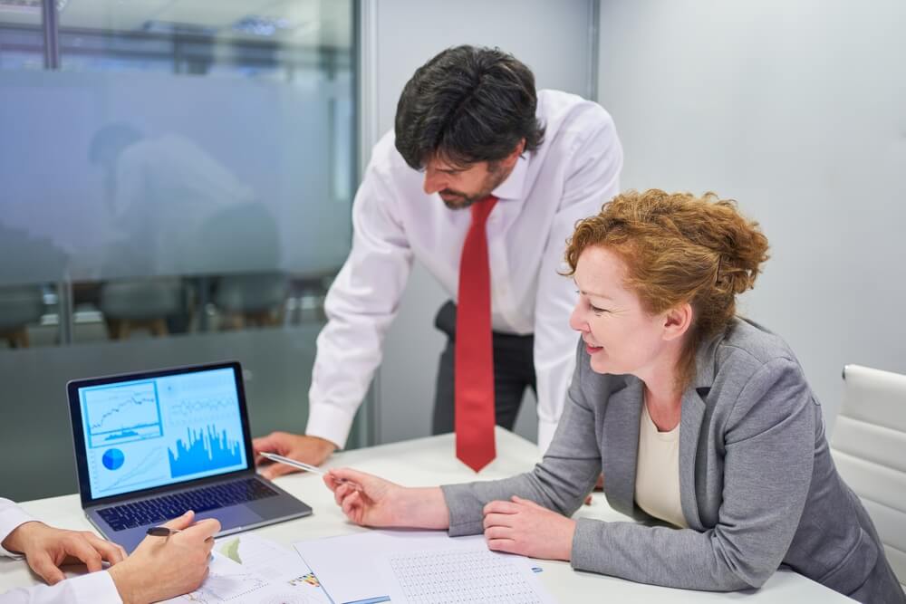 seo consultant_Business woman and consultant on laptop computer with diagram during financial analysis