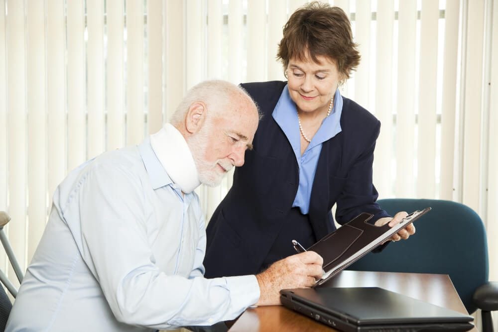 personal injury lawyers_Personal injury lawyer signs up a new injured client.