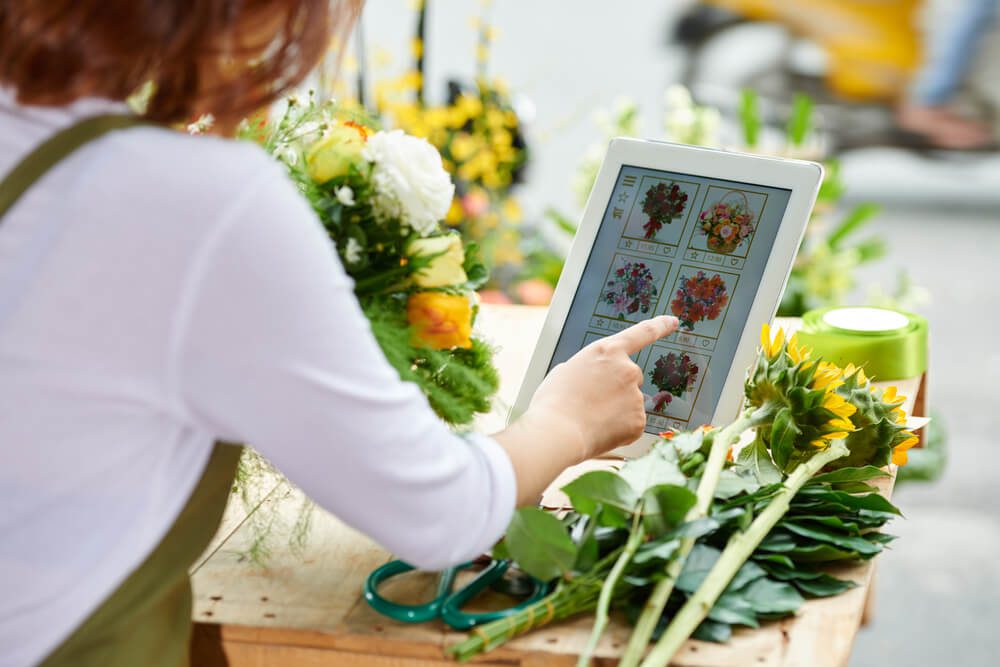 florists_Florist using interface of online flower shop