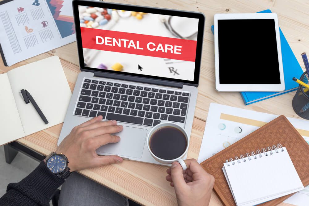 dental website_DENTAL CARE CONCEPT ON LAPTOP SCREEN
