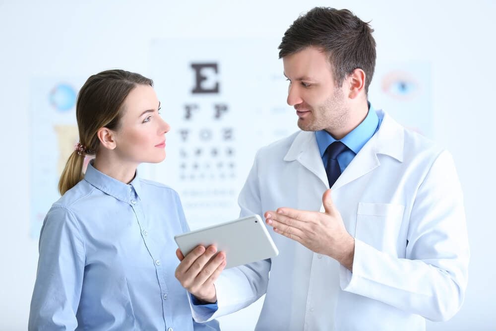 optometry_Woman visiting male ophthalmologist in clinic