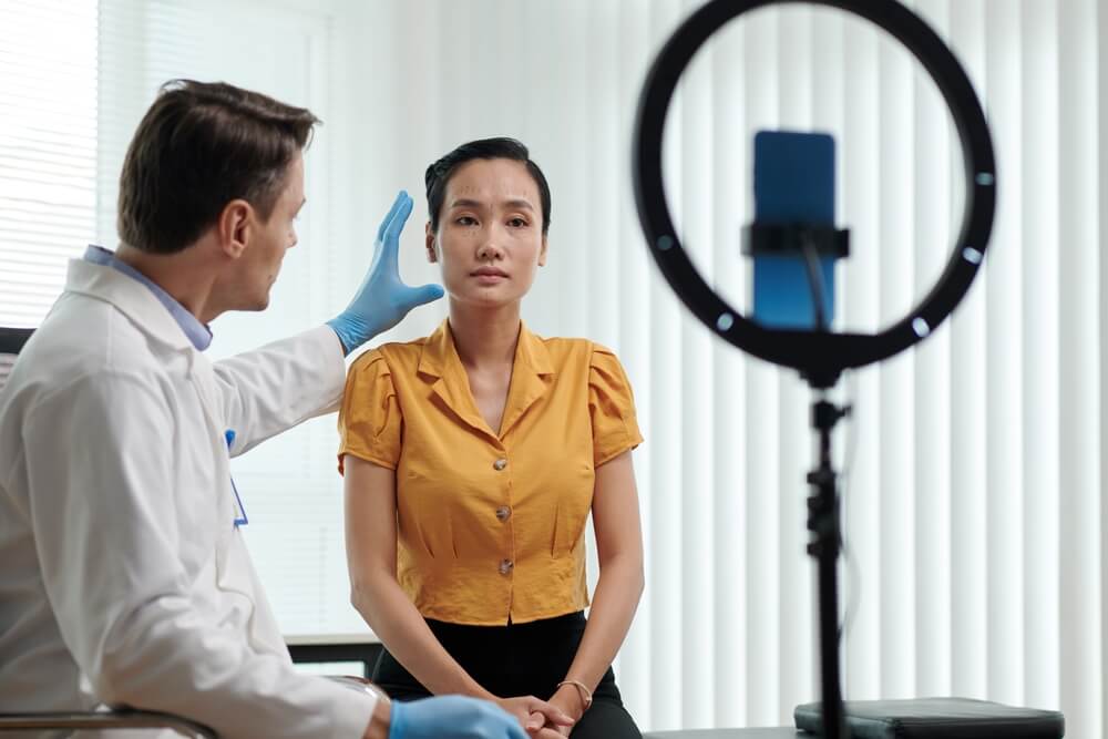 plastic surgeon_Plastic surgeon filming patient before facelift for his blog