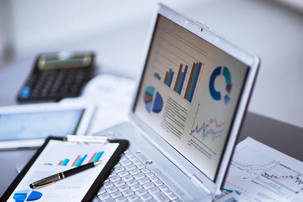 descriptive analytics_Businessman analyzing investment charts with laptop. Accounting