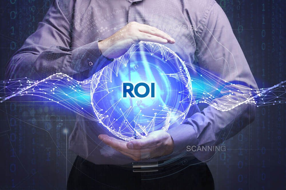 marketing ROI_Business, Technology, Internet and network concept. Young businessman shows the word: ROI