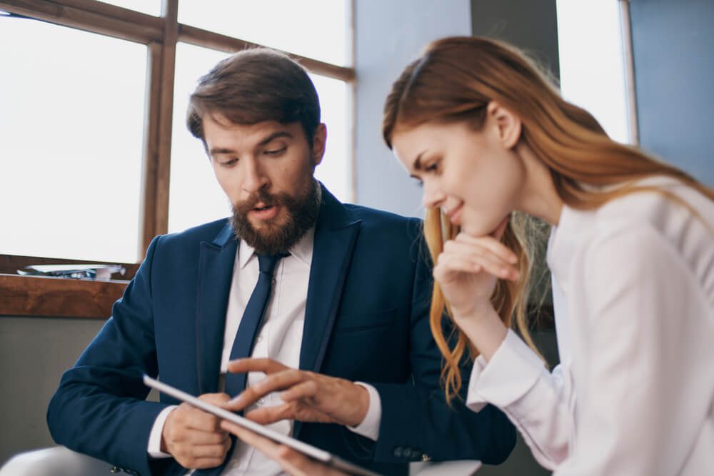 SEO_man and woman are looking at the tablet