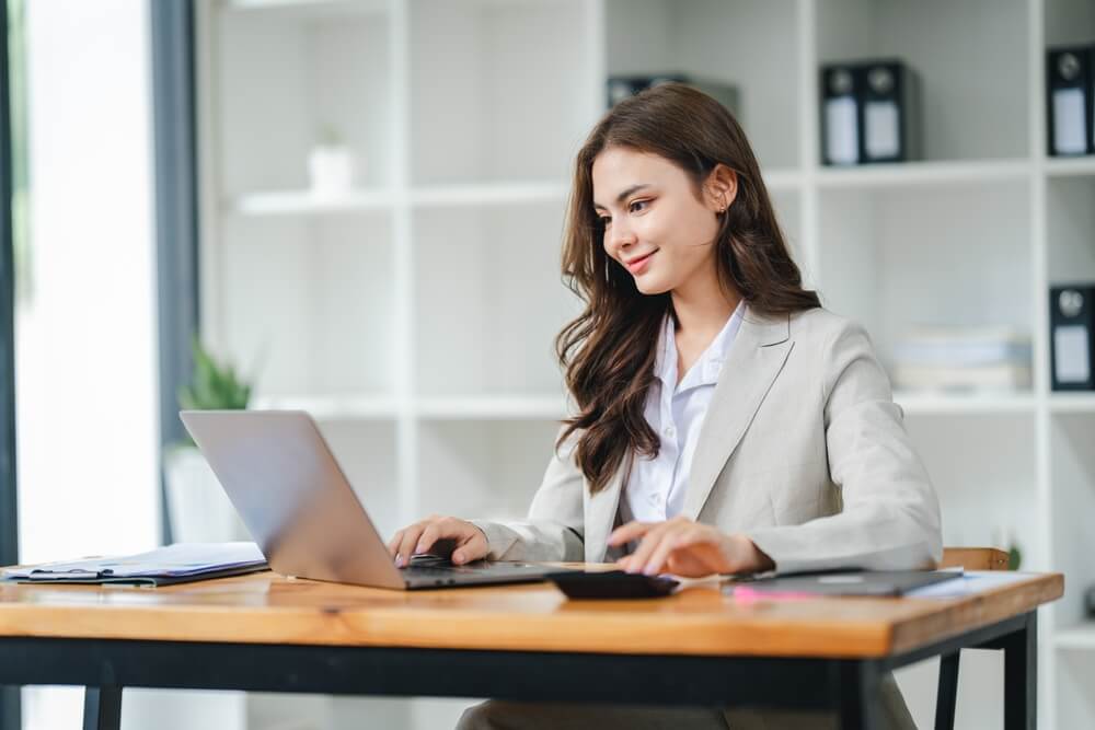 enterprise SEO_creative business woman using laptop and working in office