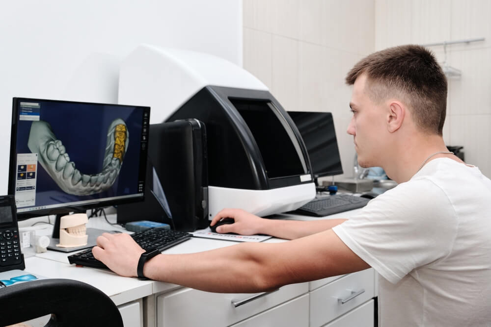 dental ppc_Dental technician working with a computer in a laboratory. 3D modeling of the crown in the dental lab. Workplace dental technician.