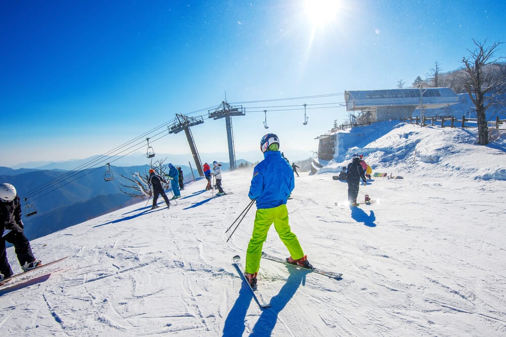 Ski Resort_Skier skiing on Deogyusan Ski Resort in winter