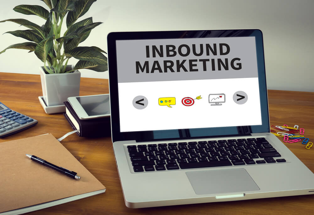 inbound marketing_INBOUND MARKETING Laptop on table. Warm tone