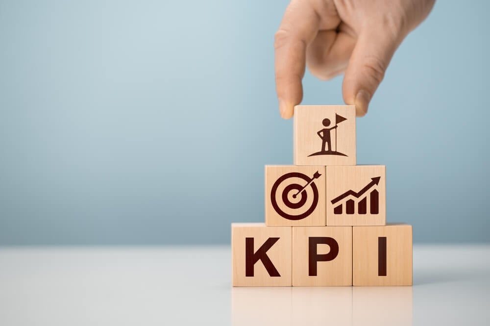KPI growth_KPI - Key Performance Indicator. Businessman holds cube with KPI icon, KPI key performance indicator increase optimisation business. Business planning and measure success, target achievement.