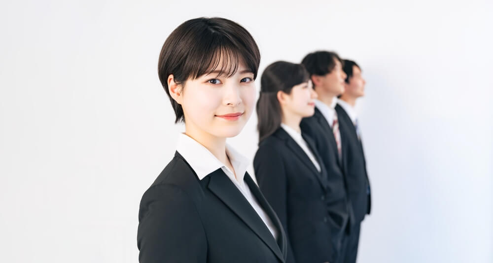 CMO_Group of young Asian men and women in suits. job hunting.