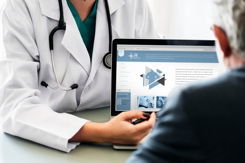 healthcare website_Doctor suggesting hospital program to patient