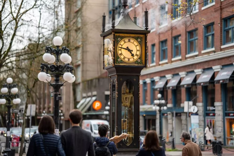 Shoppers at the Gastown Steam Clock In Vancouver, customer acquisition for retail